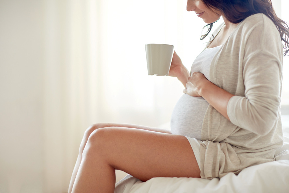 Schwangere trinkt Tee: Auch Kamillentee birgt für Schwangere Gefahren.