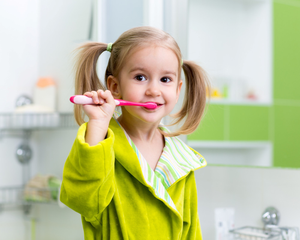 Gut lachen dank sauberer Zähne: Kinder unterscheiden sich in ihrer Zahnpflege nach ihrer familiären Statusgruppe, so eine Studien-Datenanalyse.