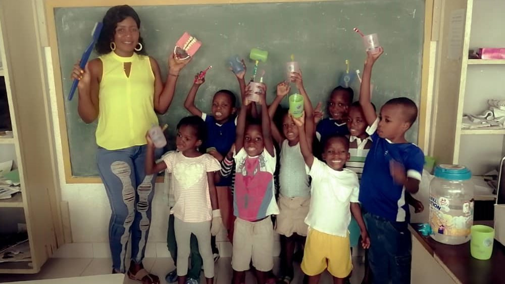 BellaRisa: Einheimische Zahnfee im Kinderheim, Port au Prince Haiti