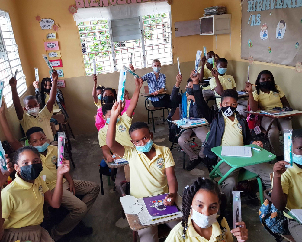 BellaRisa: Kinder freuen sich über die neuen Zahnbürsten