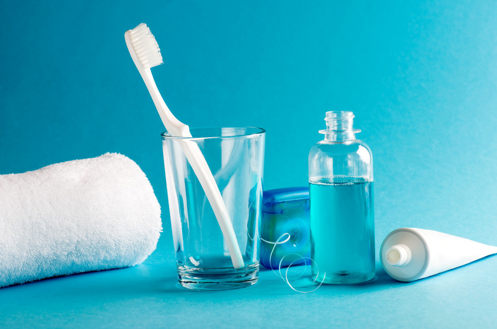 Alles, was man zum Zähneputzen braucht: Zahnbürste, Zahnseide, Zahnpasta, Mundspüllösung