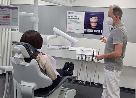 Patientin streamt beim Zahnarzt